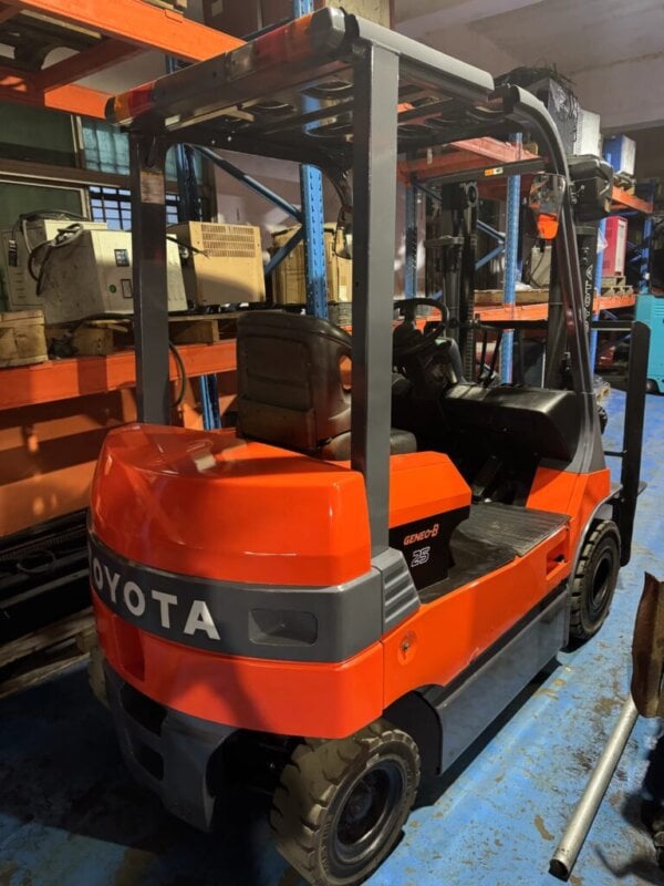Used Toyota Electric Forklift 7FB15/25 with LiFePO4 Battery Side view of Toyota 7FB15/25 electric forklift with LiFePO4 battery