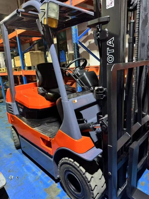Used Toyota Electric Forklift 7FB15/25 with LiFePO4 Battery Rear view of used Toyota 7FB15/25 electric forklift with LiFePO4 battery