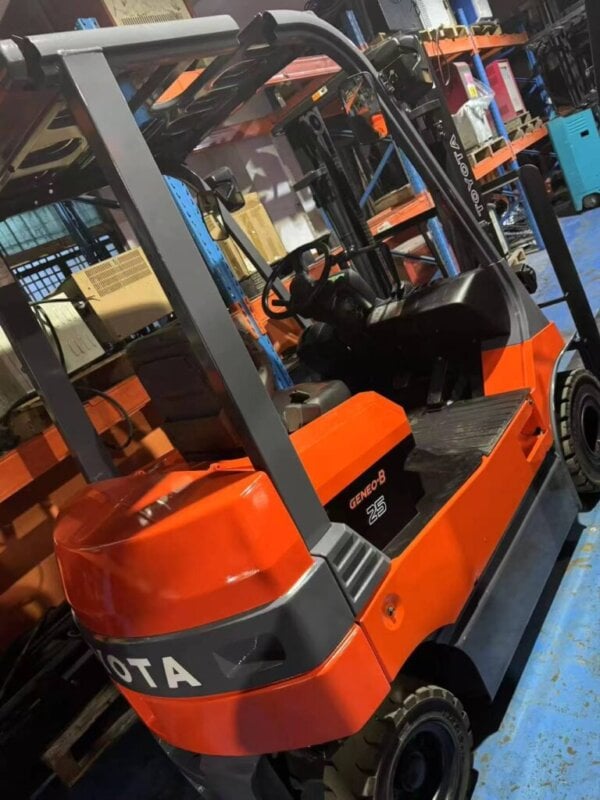 Used Toyota Electric Forklift 7FB15/25 with LiFePO4 Battery Operator seat of Toyota 7FB15/25 electric forklift with LiFePO4 battery