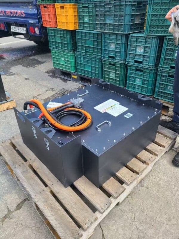 Used Toyota Electric Forklift 7FB15/25 with LiFePO4 Battery Forks and mast of Toyota 7FB15/25 electric forklift with LiFePO4 battery