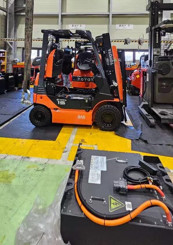 Toyota 8FB30 3-Ton Electric Forklift with Lithium Battery Operator cabin of Toyota 8FB30 forklift