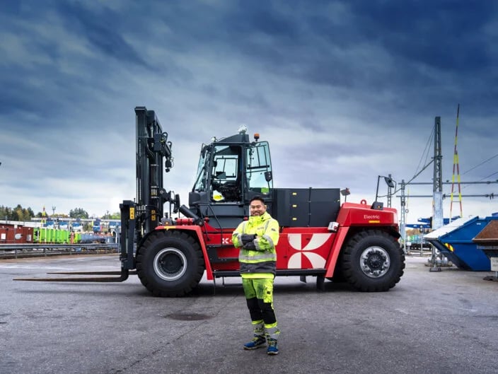 CargoNet electric heavy forklift in a customer case