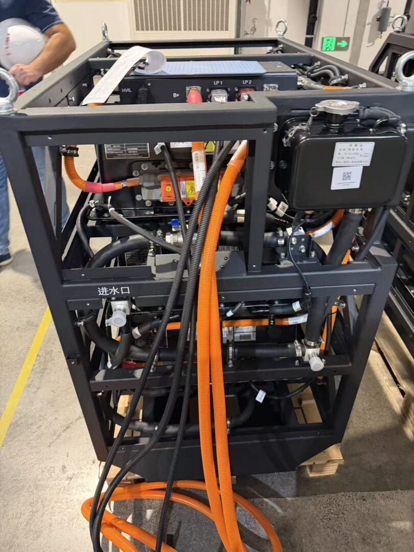 Liquid-cooled high-power LiFePO4 traction battery for heavy-duty electric machinery